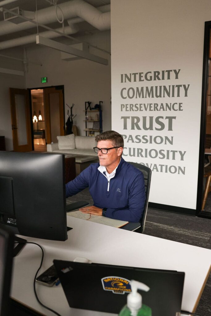 Male employee works at a monitor in the SMARI office