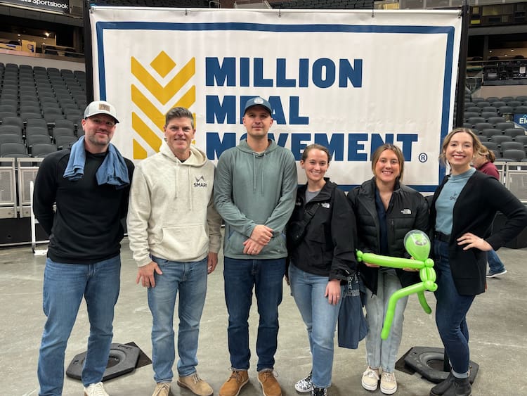 6 SMARI employees posing at a volunteer event