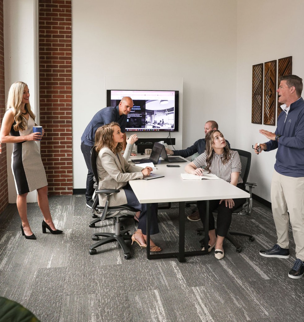 7 SMARI employees in a modern conference room